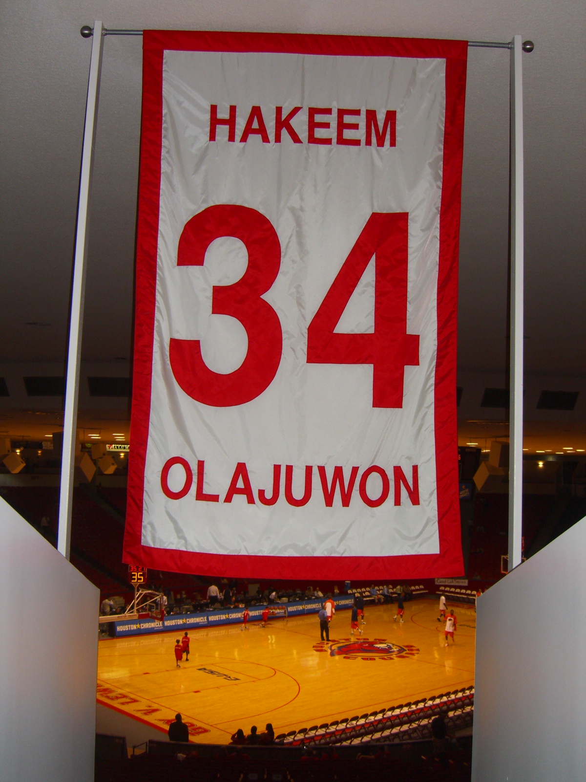 Imagem de referência de Hakeem Olajuwon, descrito nos dados abertos como basquetebolista estadunidense