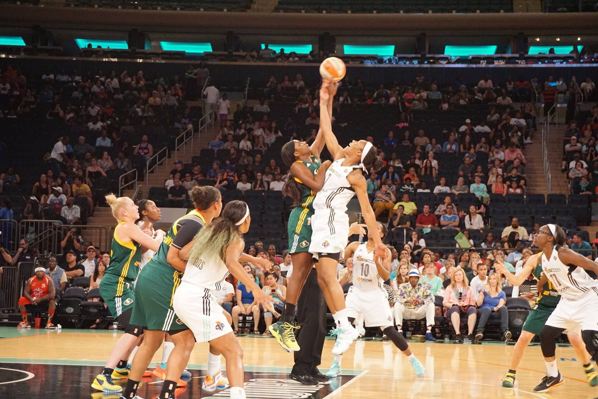 Imagem de referência relacionada a Avery Warley, item descrito como jogadora de basquetebol norte-americana