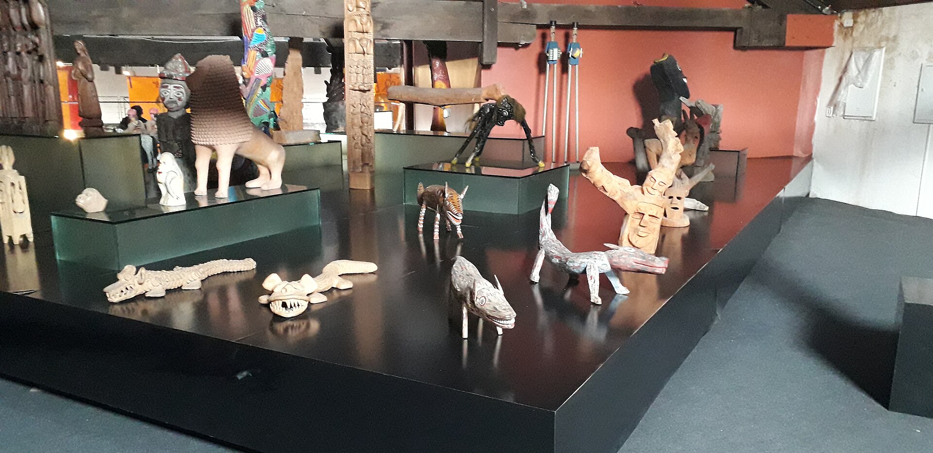 Imagem de referência de Exposição A Invenção da Terra, descrito nos dados abertos como exposição do acervo de esculturas da artista plástica e colecionadora Tânia de Maya Pedrosa