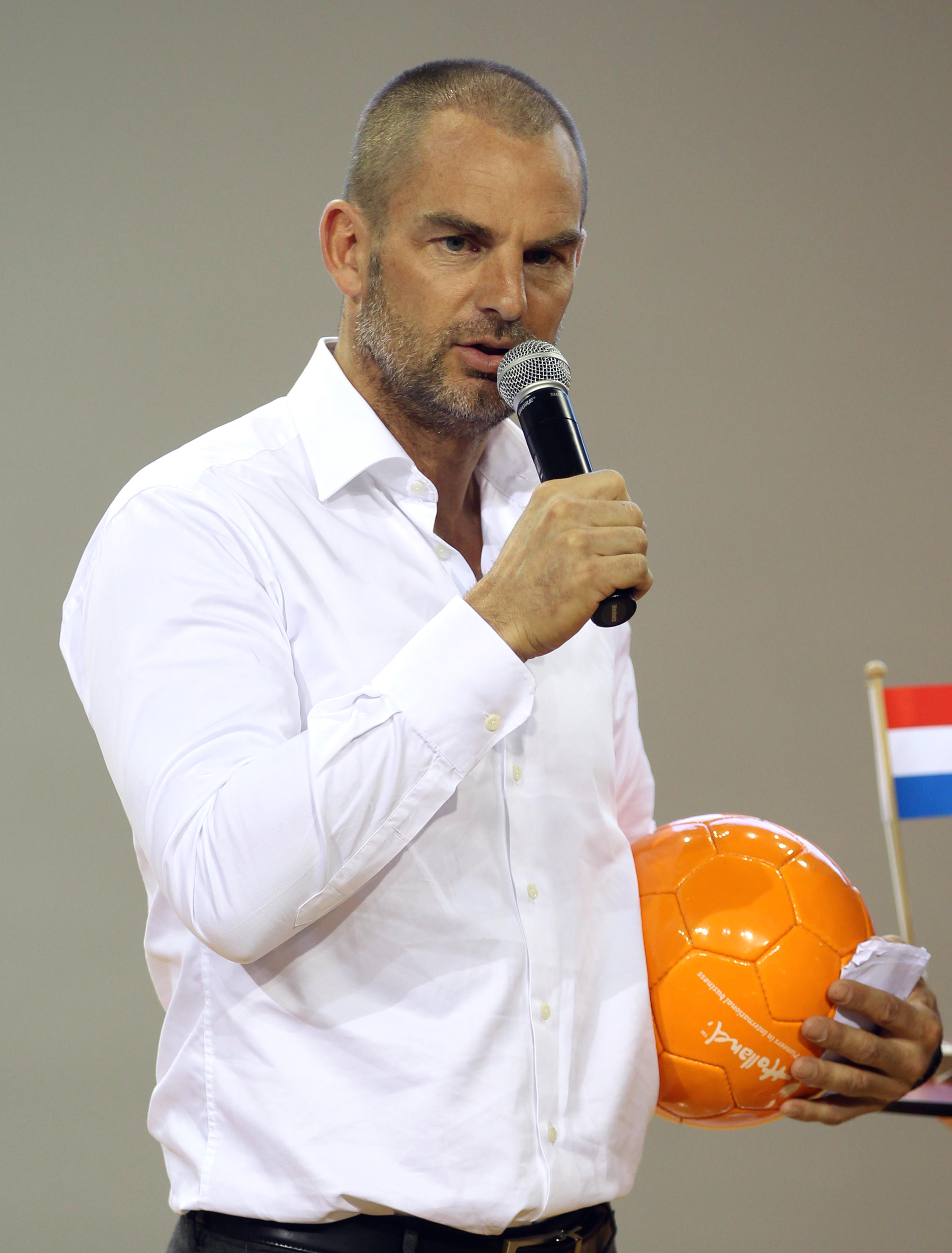 Imagem de referência de Ronald de Boer, descrito nos dados abertos como futebolista neerlandês