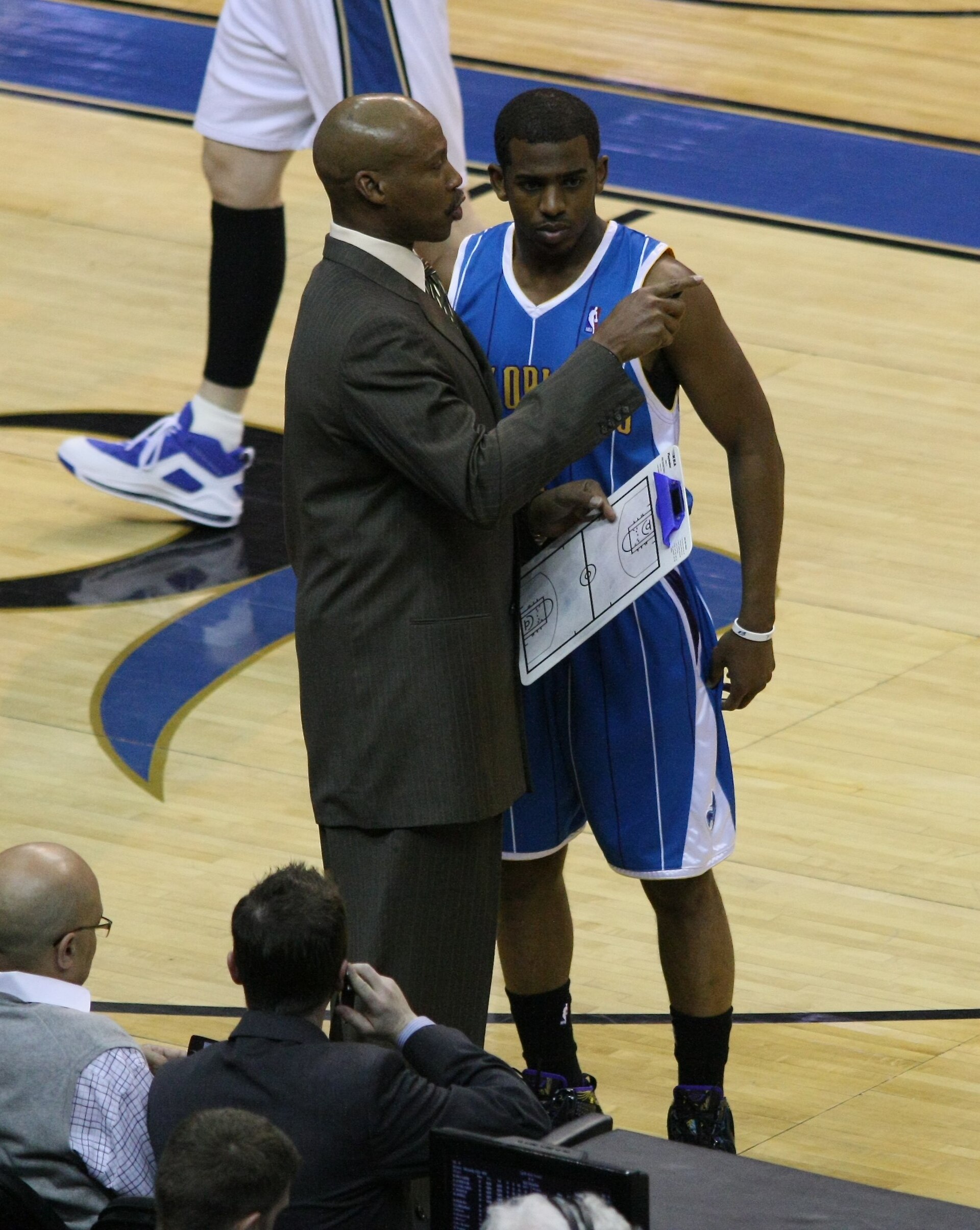 Imagem de referência relacionada a Byron Scott, item descrito como basquetebolista estadunidense