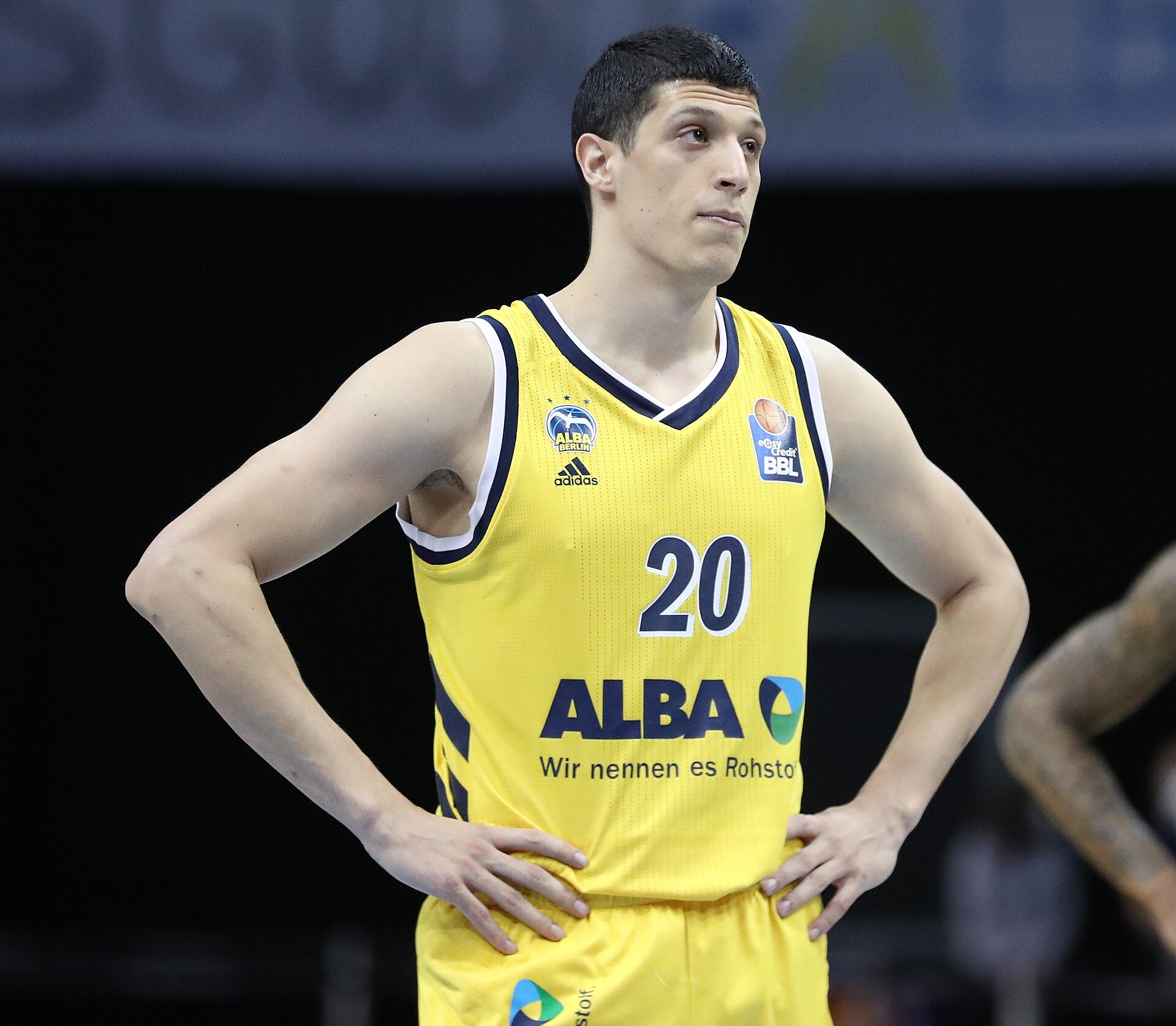 Imagem de referência relacionada a Simone Fontecchio, item descrito como basquetebolista italiano