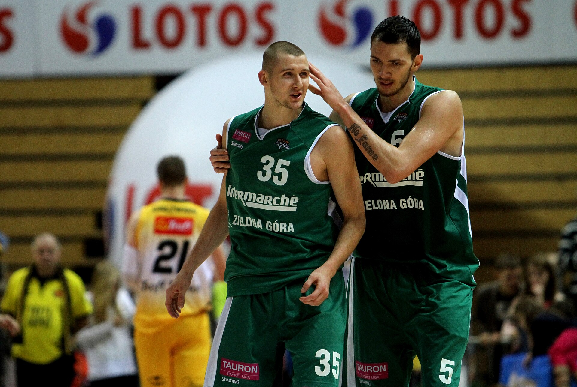 Imagem de referência relacionada a Aaron Cel, item descrito como jogador de basquete francês