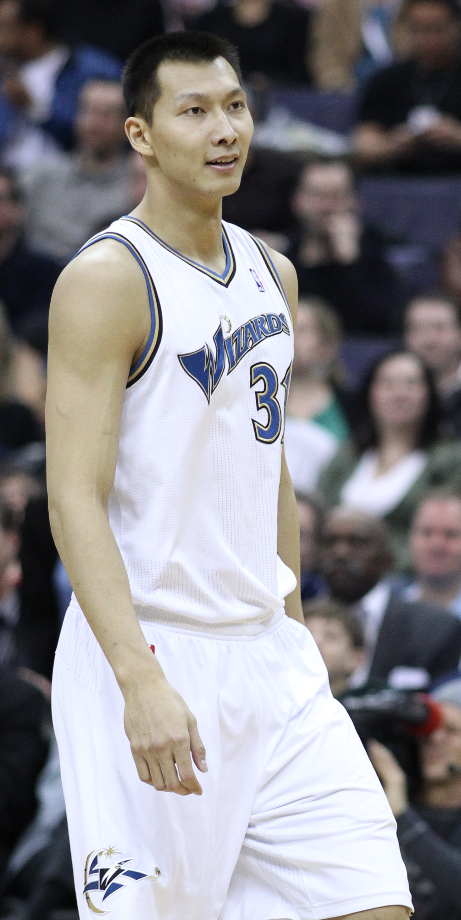 Imagem de referência de Yi Jianlian, descrito nos dados abertos como jogador de basquetebol chinês