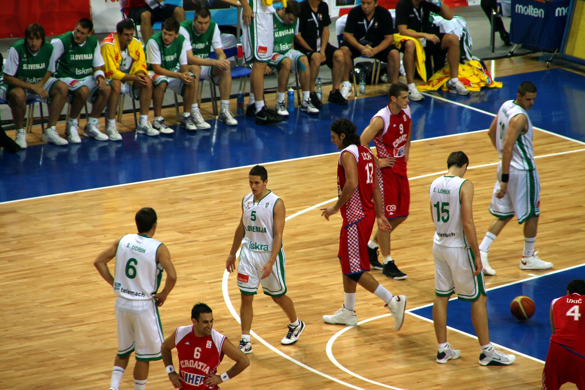 Imagem de referência relacionada a Samo Udrih, item descrito como jogador de basquetebol esloveno