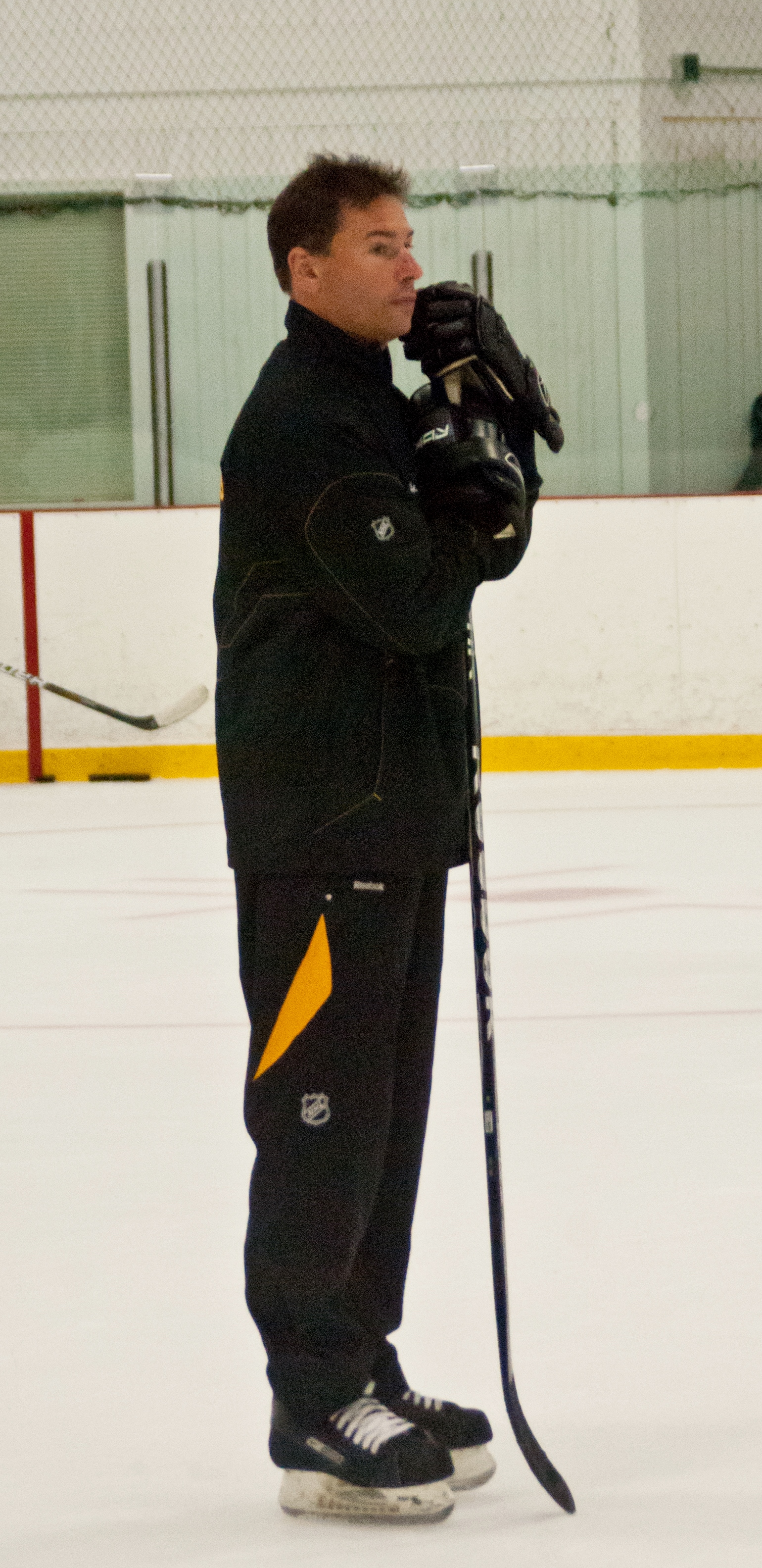 Imagem de referência de Bruce Cassidy, descrito nos dados abertos como jogador de hóquei no gelo canadense