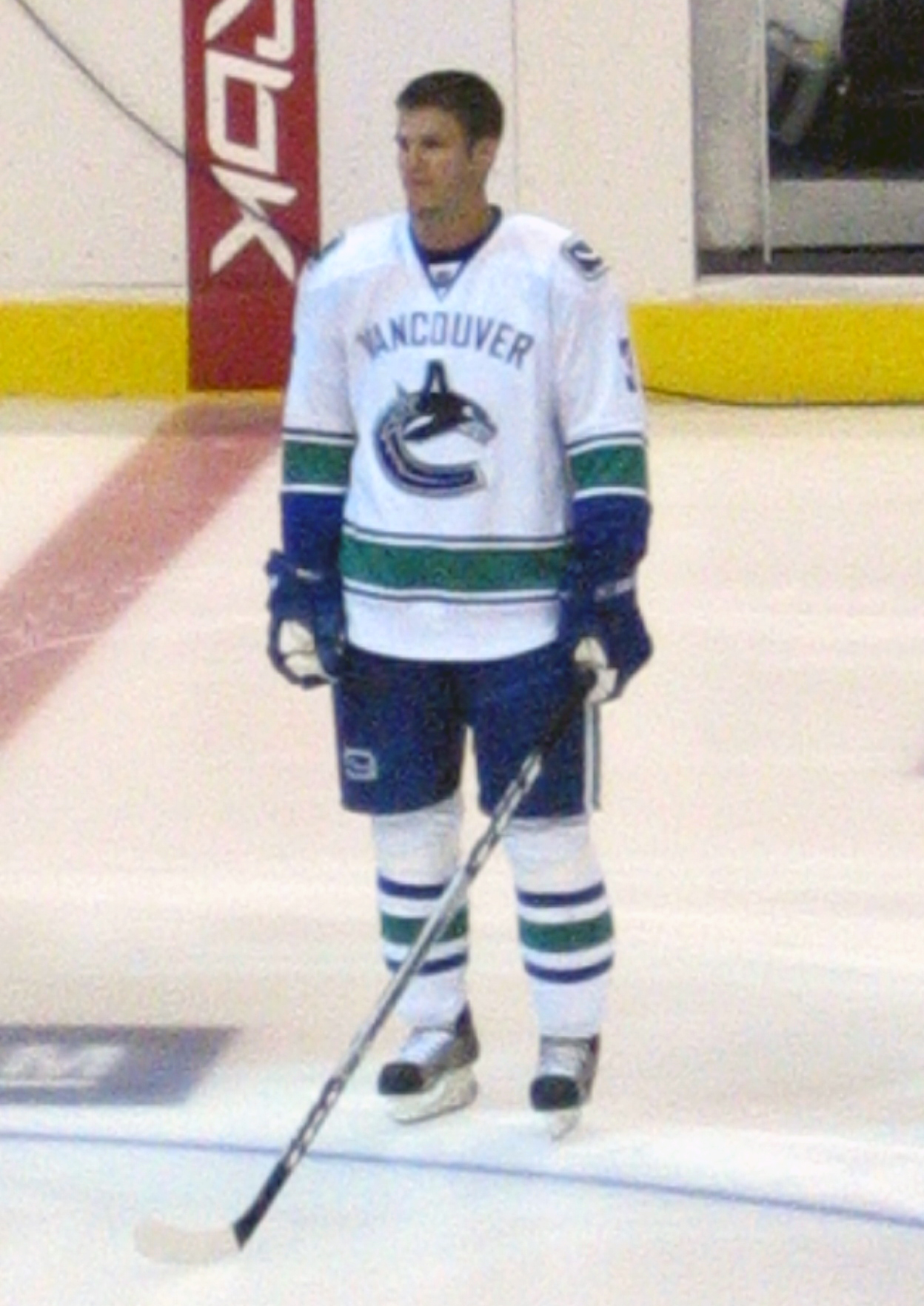 Imagem de referência de Kevin Bieksa, descrito nos dados abertos como jogador de hóquei no gelo canadense