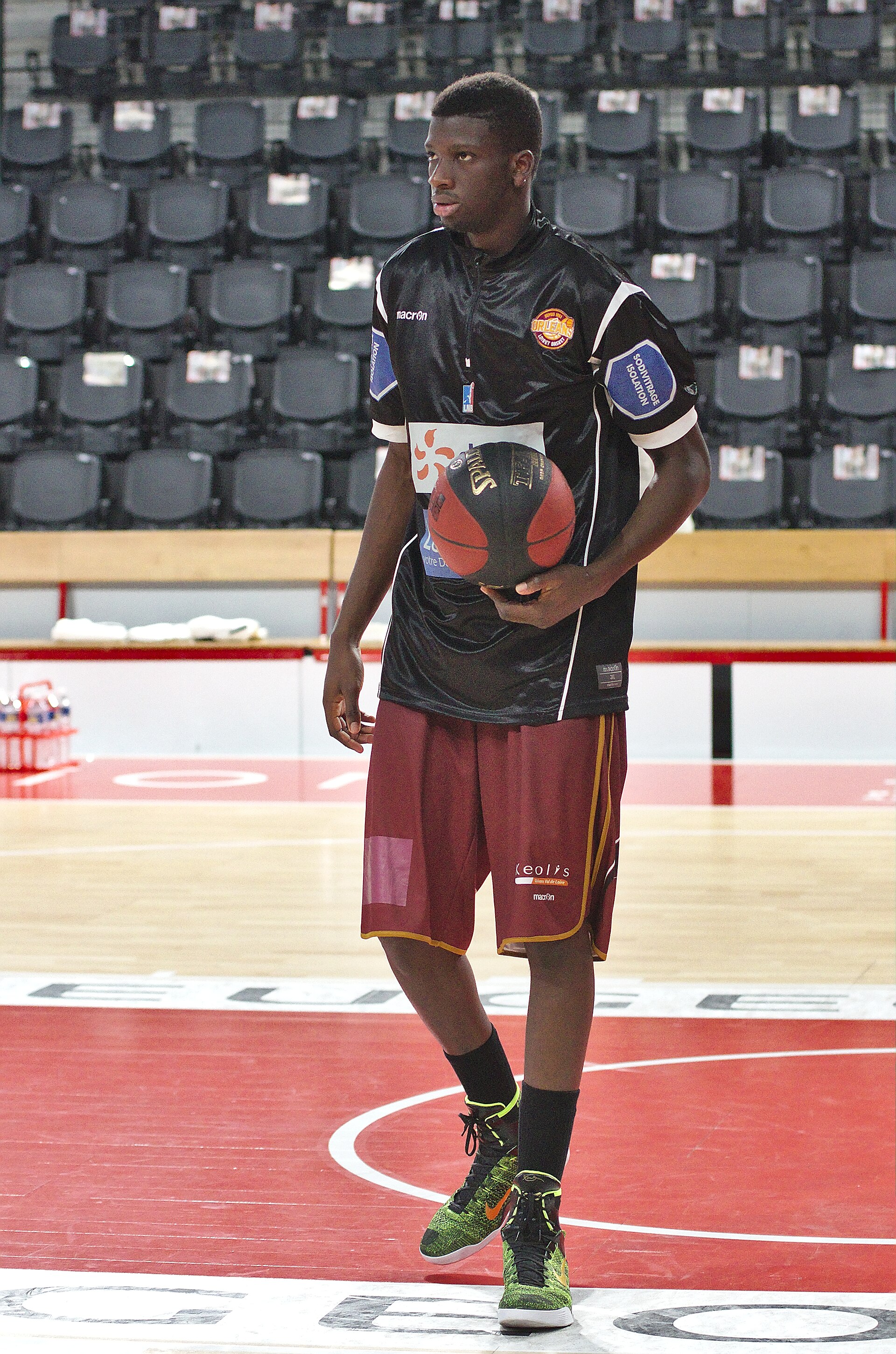 Imagem de referência relacionada a Abdoulaye Loum, item descrito como jogador de basquete francês