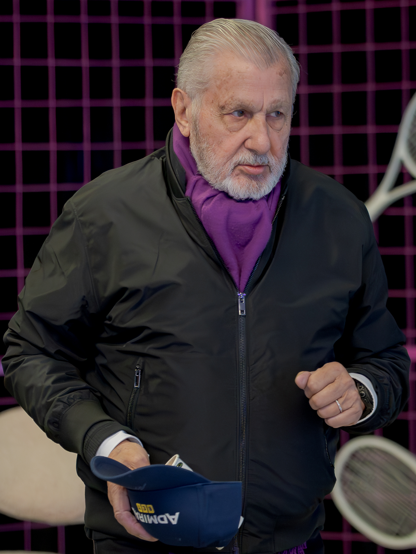 Imagem de referência de Ilie Năstase, descrito nos dados abertos como tenista romeno