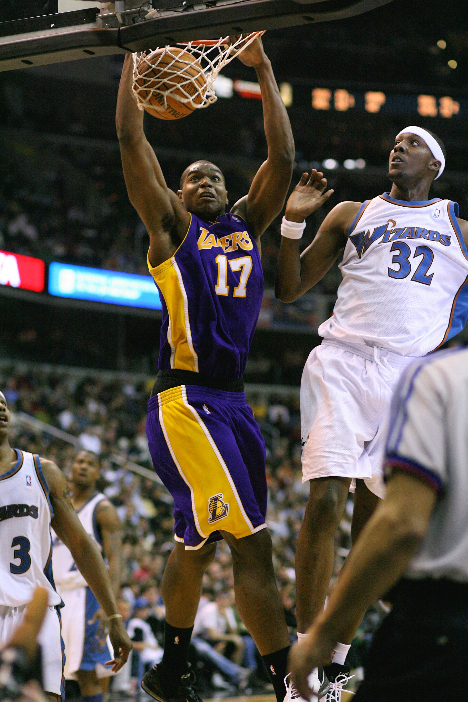 Imagem de referência relacionada a Andrew Bynum, item descrito como basquetebolista americano