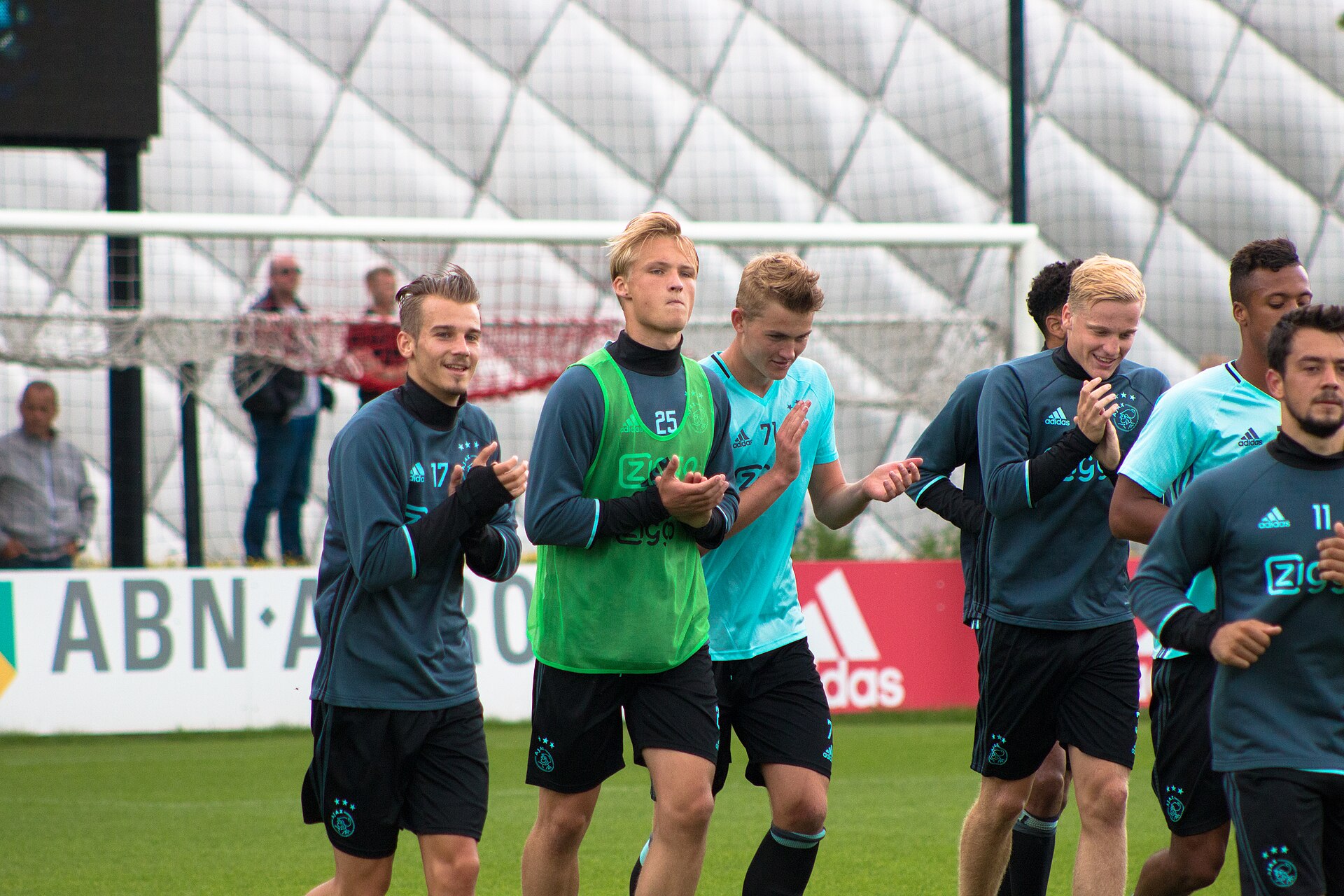 Imagem de referência de Donny van de Beek, descrito nos dados abertos como futebolista neerlandês