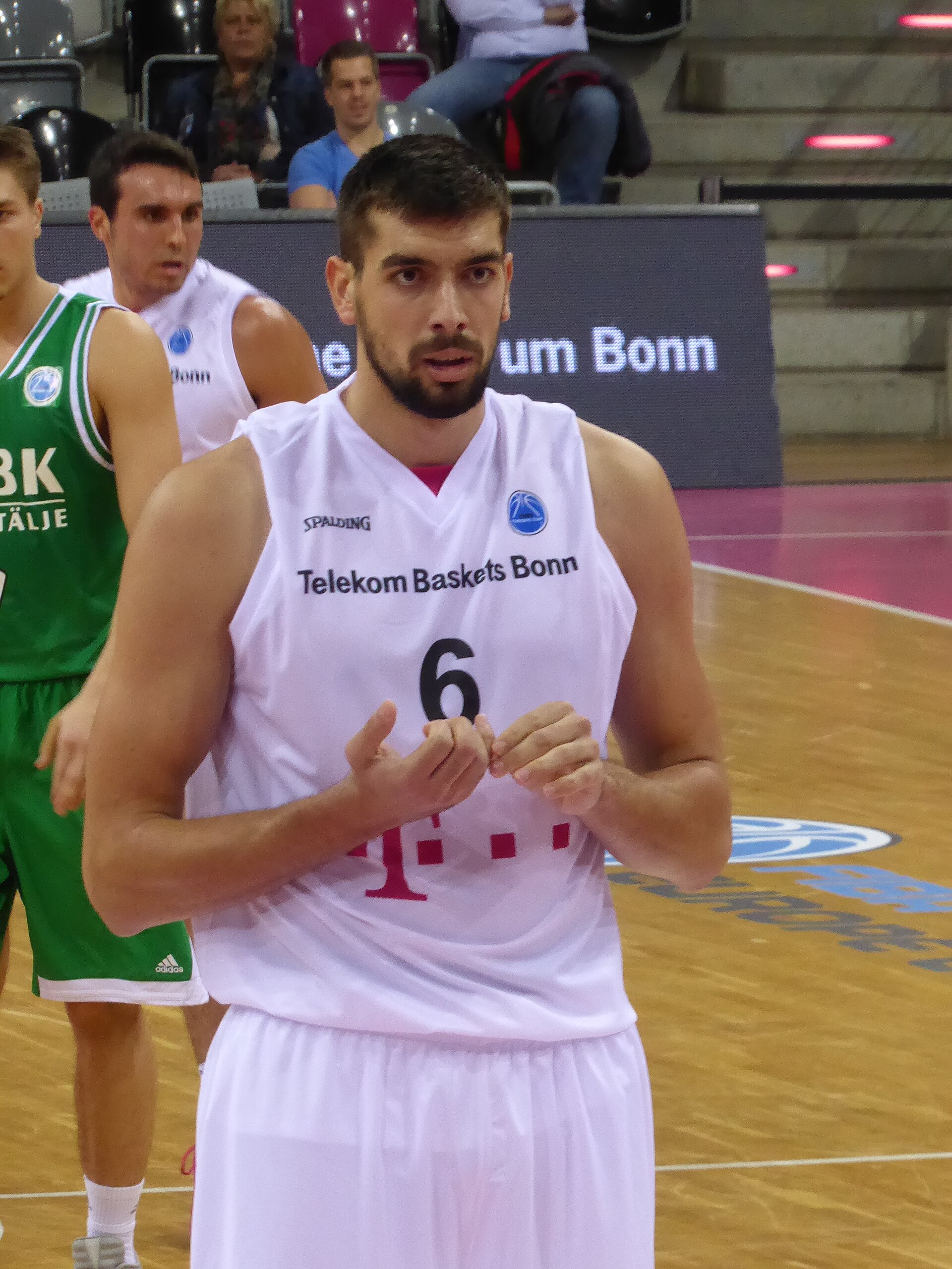 Imagem de referência relacionada a Filip Barović, item descrito como jogador de basquetebol montenegrino