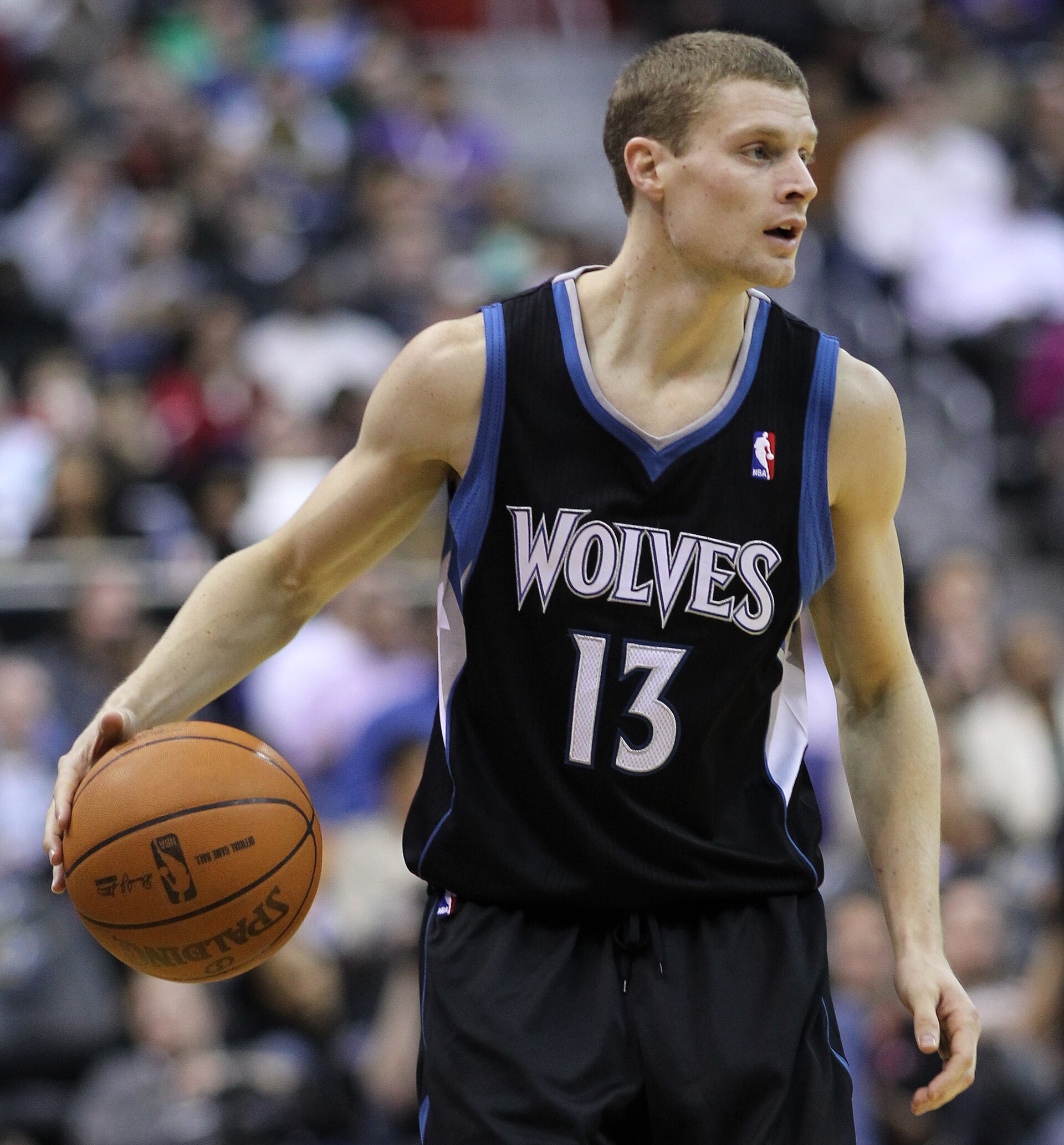 Imagem de referência relacionada a Luke Ridnour, item descrito como basquetebolista estadunidense