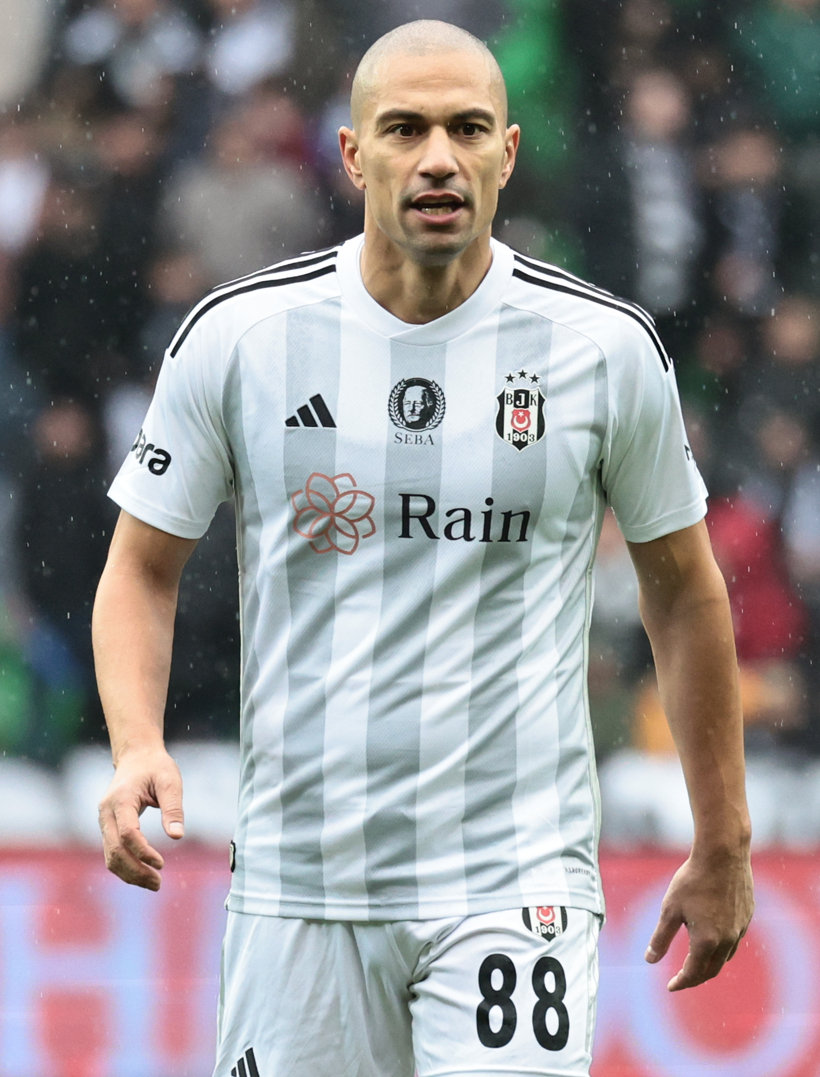 Imagem de referência de Gökhan İnler, descrito nos dados abertos como futebolista suíço