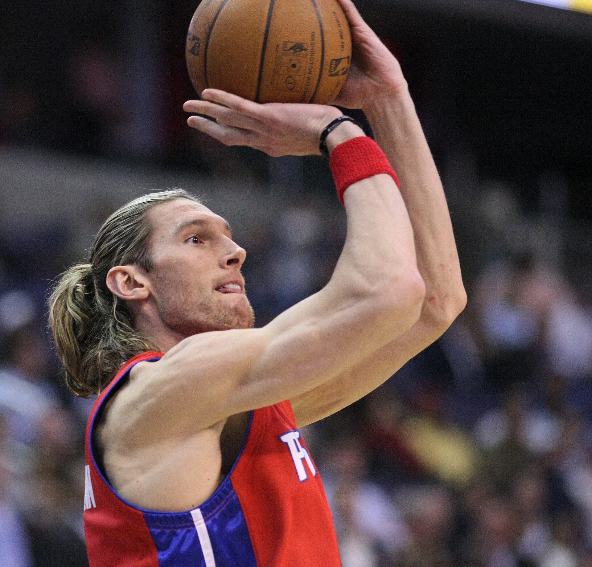 Imagem de referência relacionada a Walter Herrmann, item descrito como jogador de basquetebol argentino