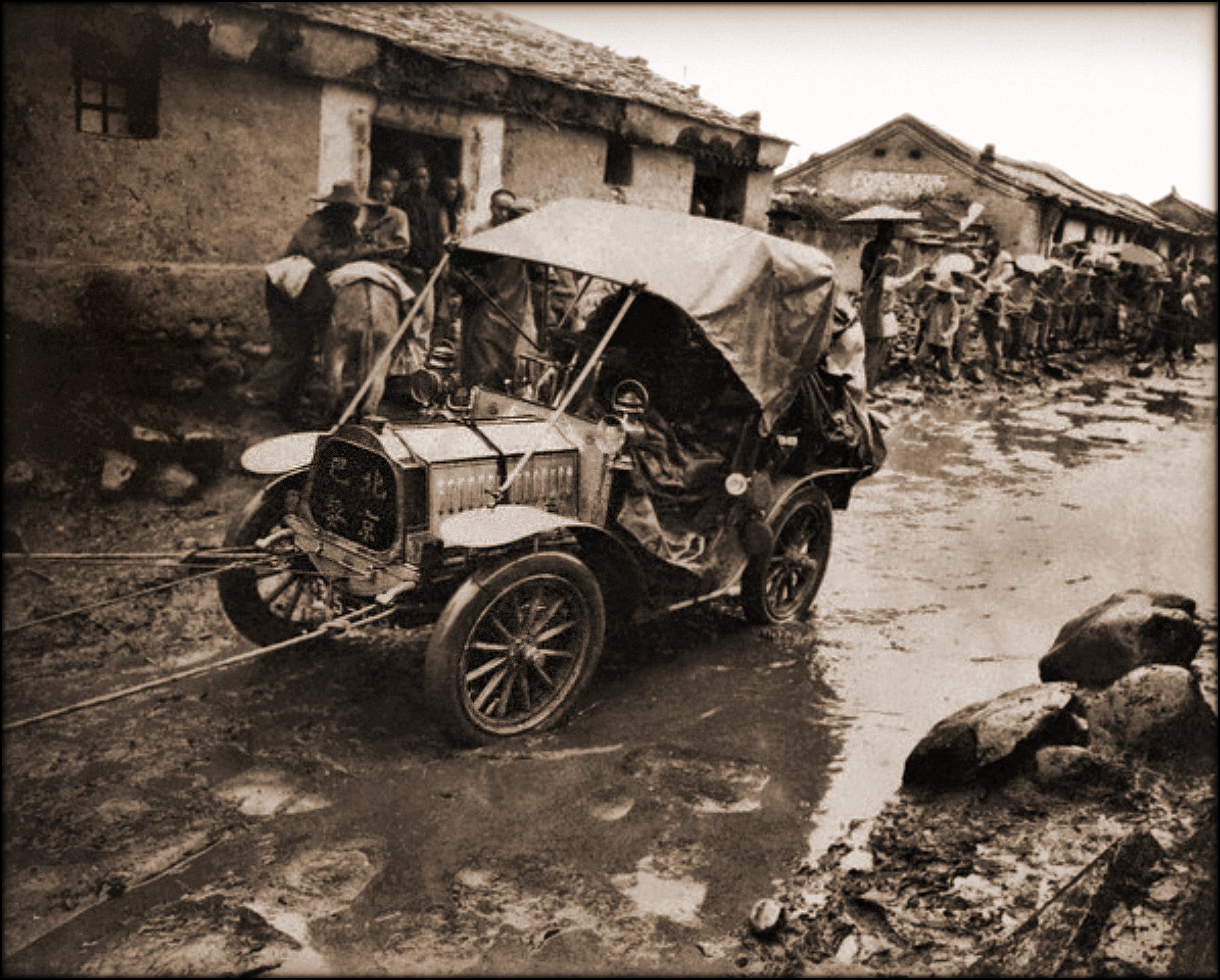 Imagem de referência relacionada a Rali Pequim-Paris de 1907, item descrito como registro de referência sobre Rali Pequim-Paris de 1907, organizado a partir de dados estruturados abertos