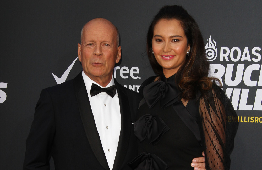 Esposa de Bruce Willis dá detalhes sobre rotina com o ator e rebate mitos sobre demência