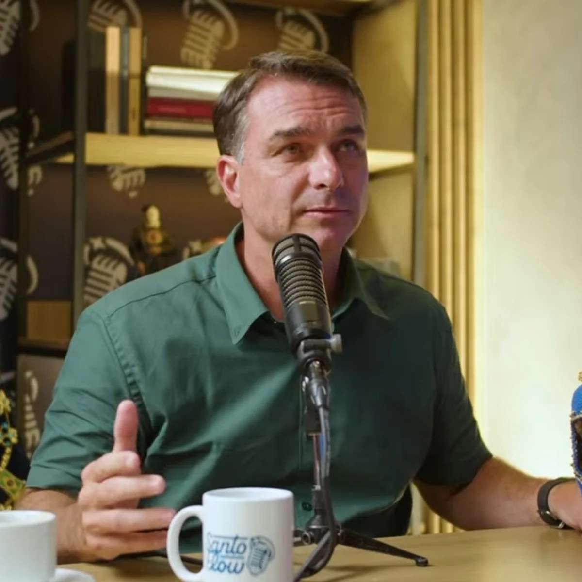 O tempo fechou para Flávio Bolsonaro a quatro dias das eleições