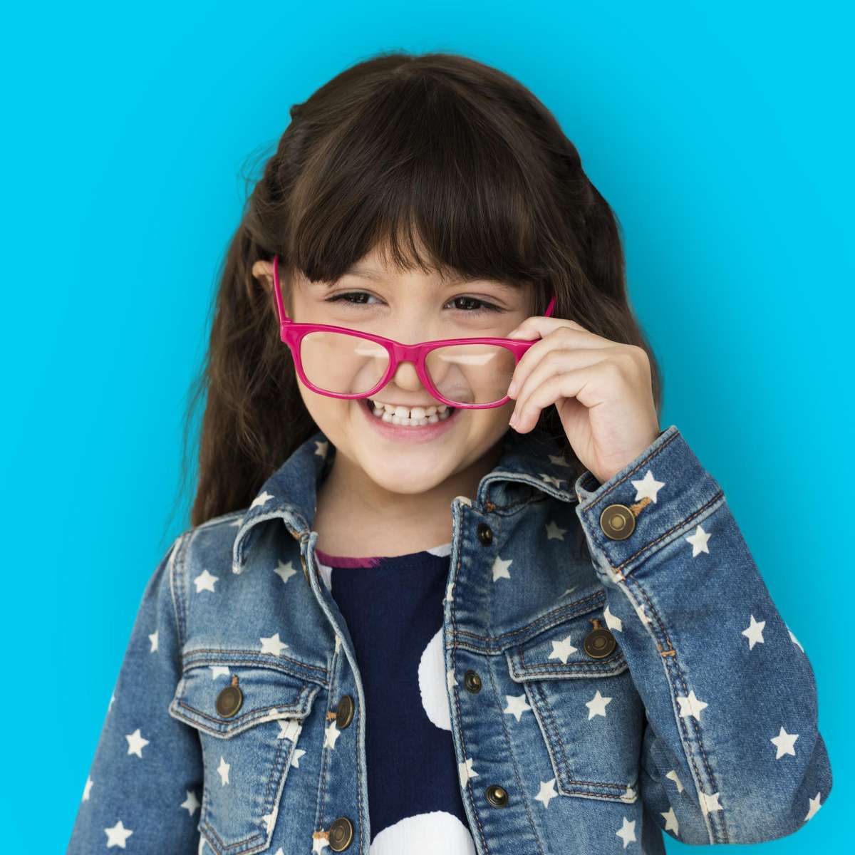 Por que a miopia infantil está aumentando no mundo? Hábitos modernos podem ser a resposta