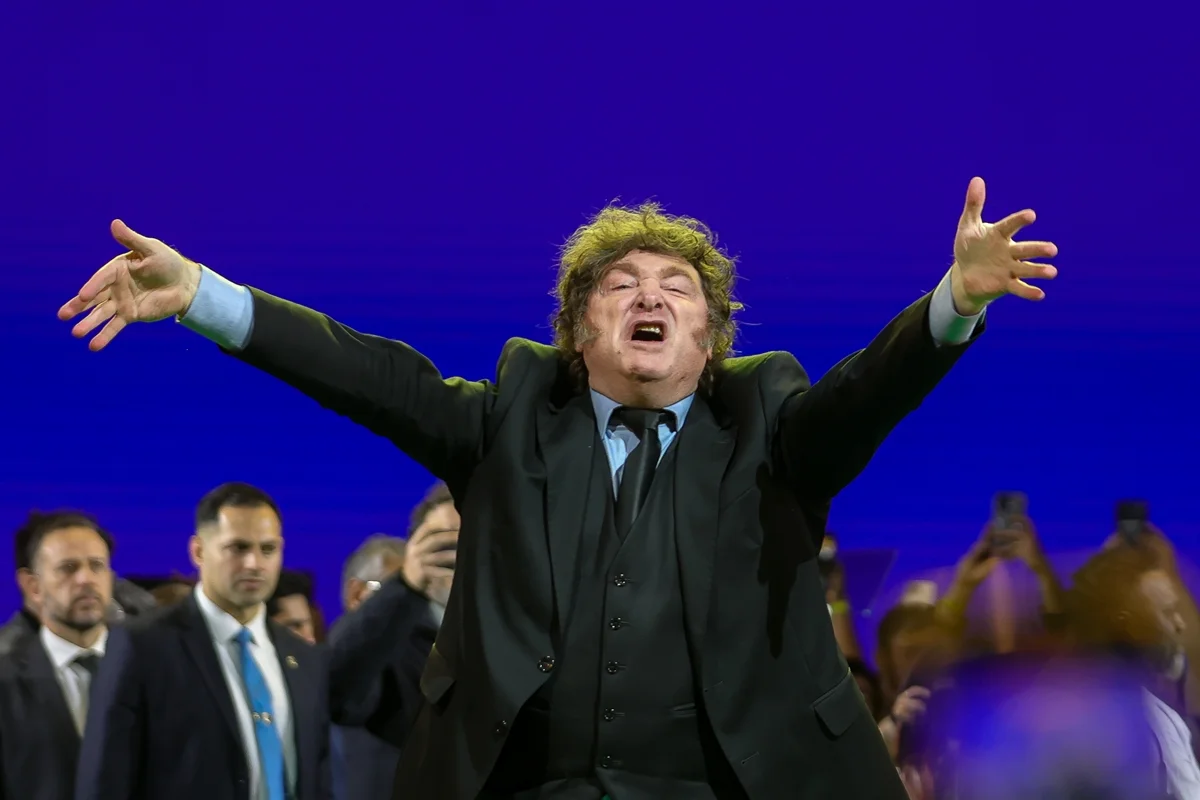 Milei demite 12 funcionários e põe militares na residência presidencial