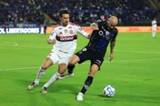 Disputa de bola na partida entre Independiente Del Valle e Flamengo