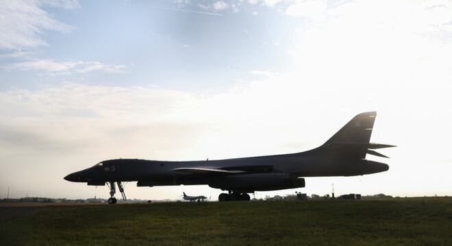 Polícia britânica prende suspeitos e aciona Esquadrão Antibombas perto de base aérea usada pelos EUA