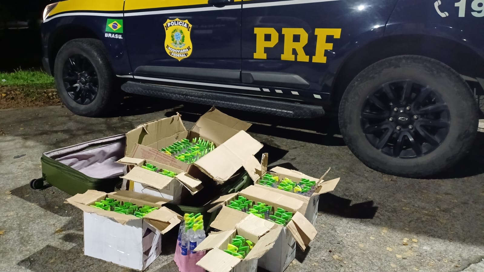 PRF prende mulher com 324 frascos de lança-perfume em ônibus na BR-040, em Duque de Caxias (RJ)