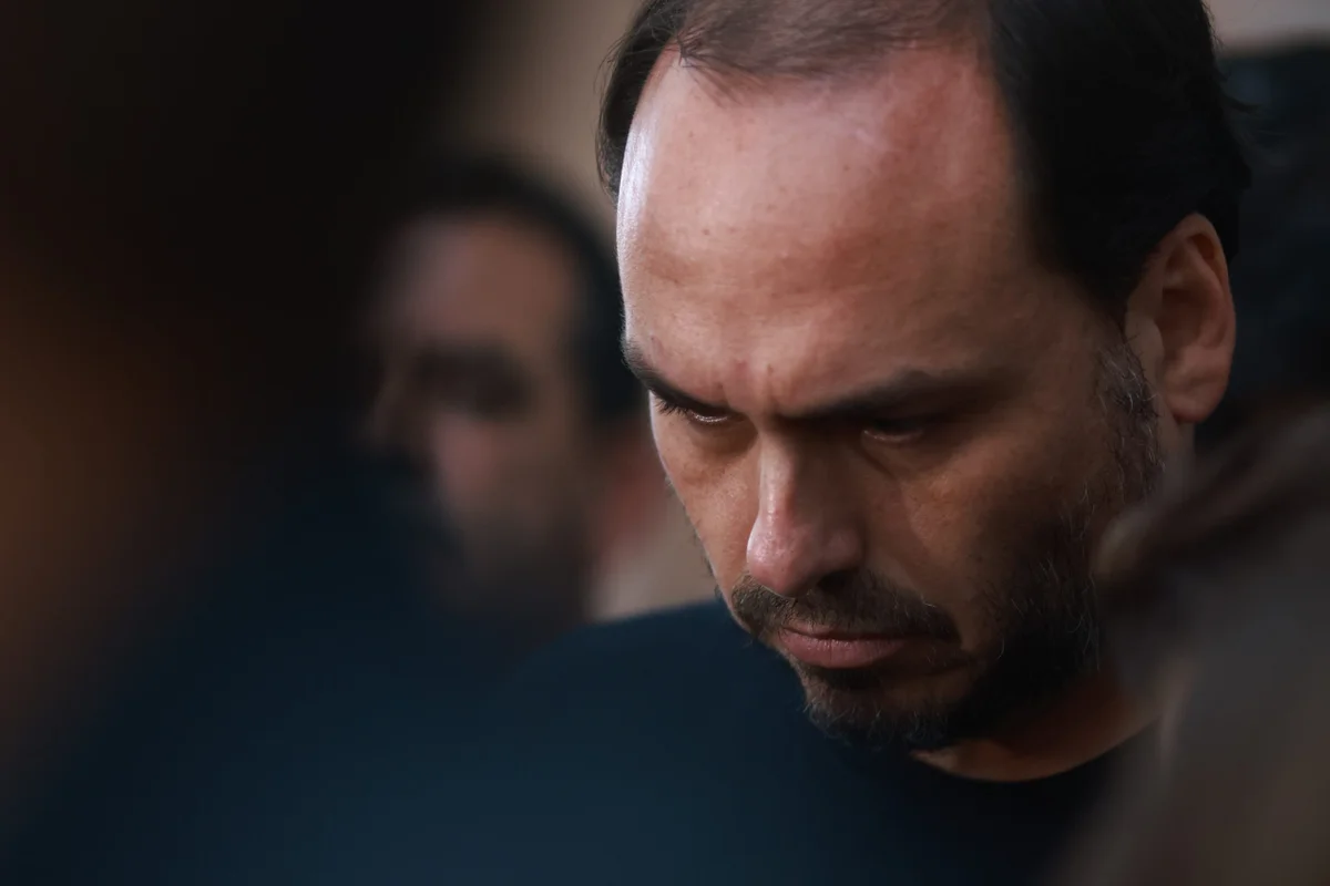 Carlos Bolsonaro contrata marqueteiros de ex-governador aliado de Dilma