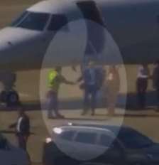 Moraes e Viviane aparecem deixando um Legacy 650, de prefixo PP-NLR, e sendo recebidos na pista Foto: Reprodução/X/O Globo