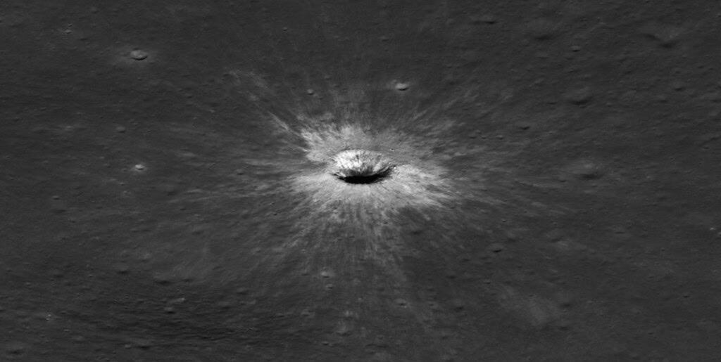 NASA descobre cratera na Lua maior do que o Coliseu; impacto de asteroide ou cometa passou despercebido