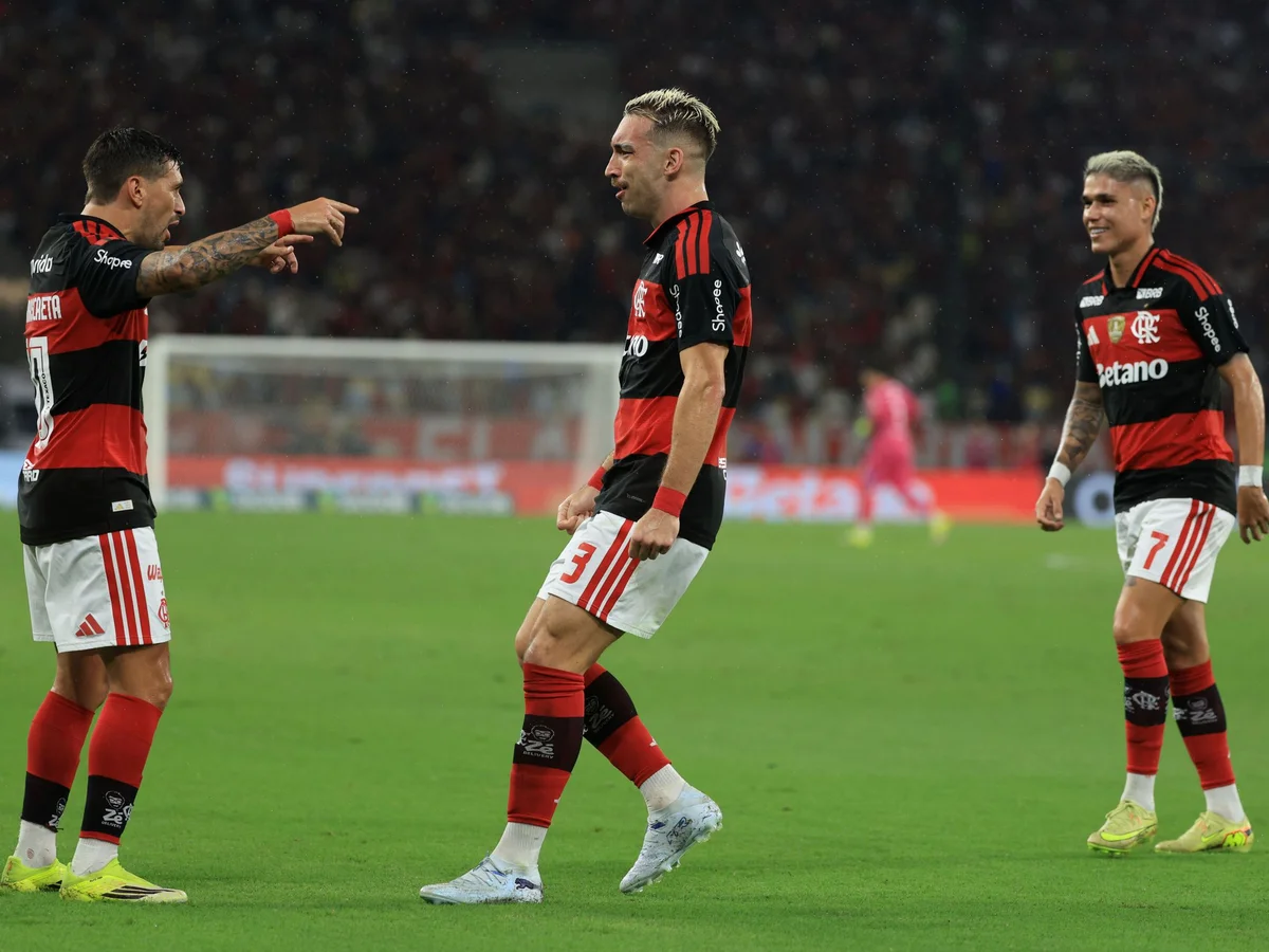 Jogadores do Flamengo detonam gramado do Maracanã: "Motiva a ter sintético"