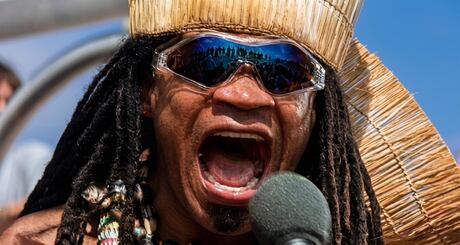Como Carlinhos Brown foi parar em uma das piores sequências de Hollywood