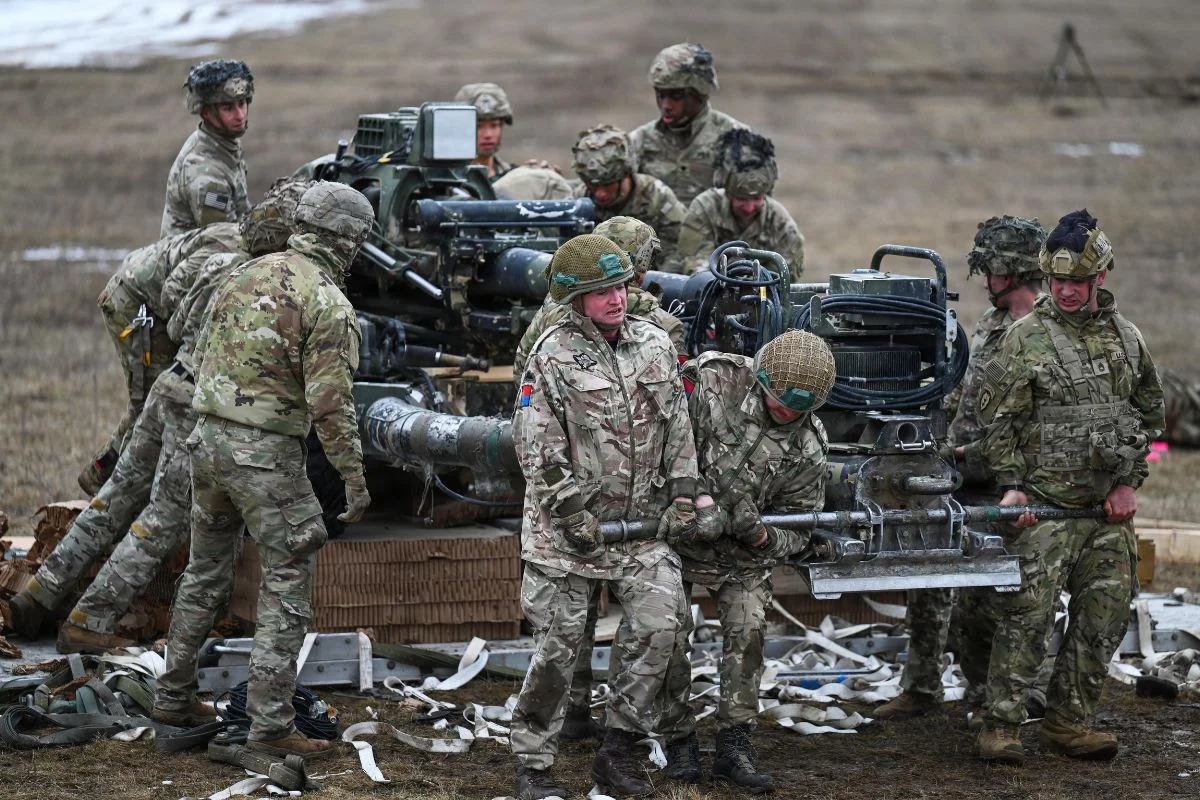 Militares dos EUA em treinamento na Alemanha junto a soldados do Reino Unido