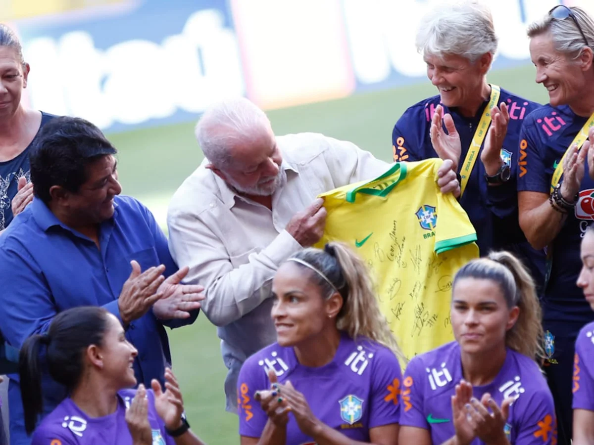 Lula sanciona lei para fortalecer e incentivar o futebol feminino no Brasil