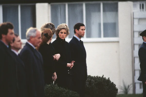 Charles parecia "muito feliz" após morte de Diana, diz irmão da princesa