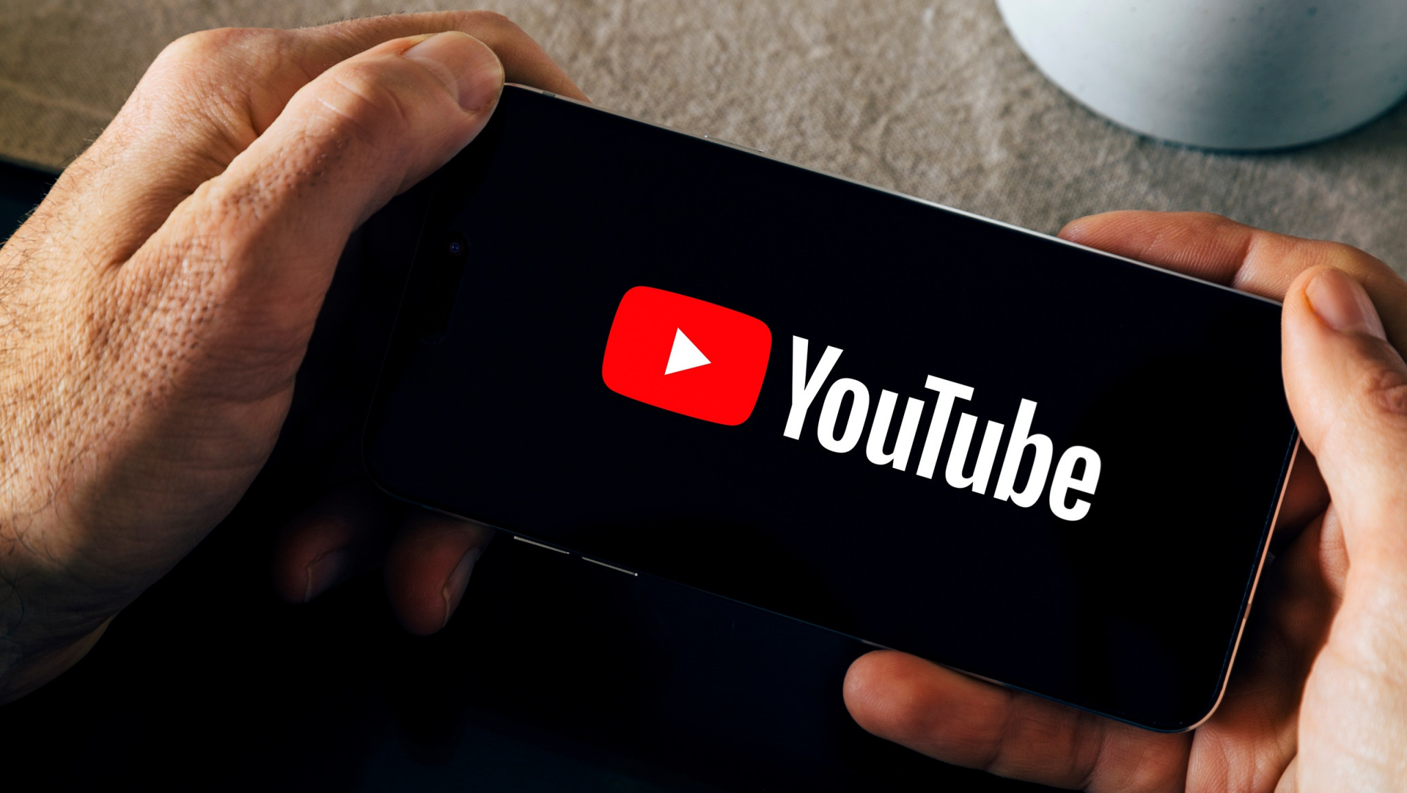 Logo do YouTube em um smartphone na horizontal