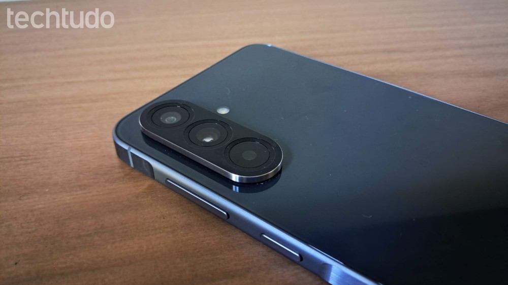 Galaxy A56 é um celular com excelente custo-benefício e durabilidade — Foto: Julia Rabaça/TechTudo