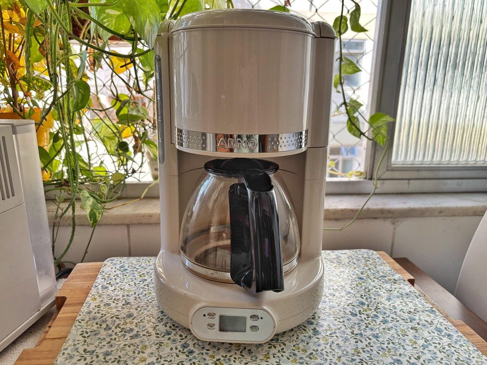 Cafeteira Arno Soleil se diferencia pelo design retrô na cor marfim — Foto: Leonor Militão/TechTudo