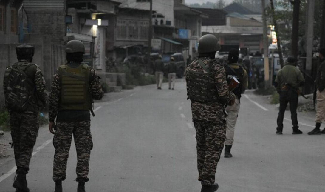 Uma bomba na beira da estrada mata 6 soldados no Paquistão enquanto tropas matam 10 militantes em múltiplos raids