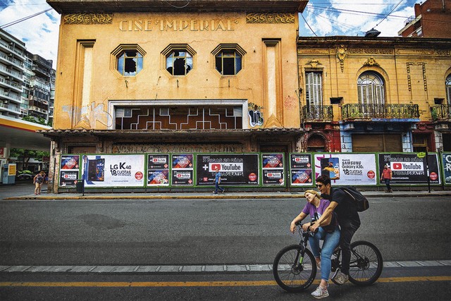 Fotógrafo registra a magia escondida nas salas de cinema mundo afora