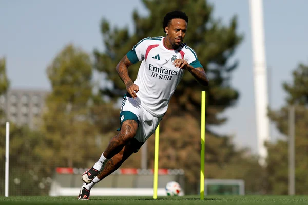 Desfalque no Brasil, Militão volta a treinar com elenco do Real após lesão