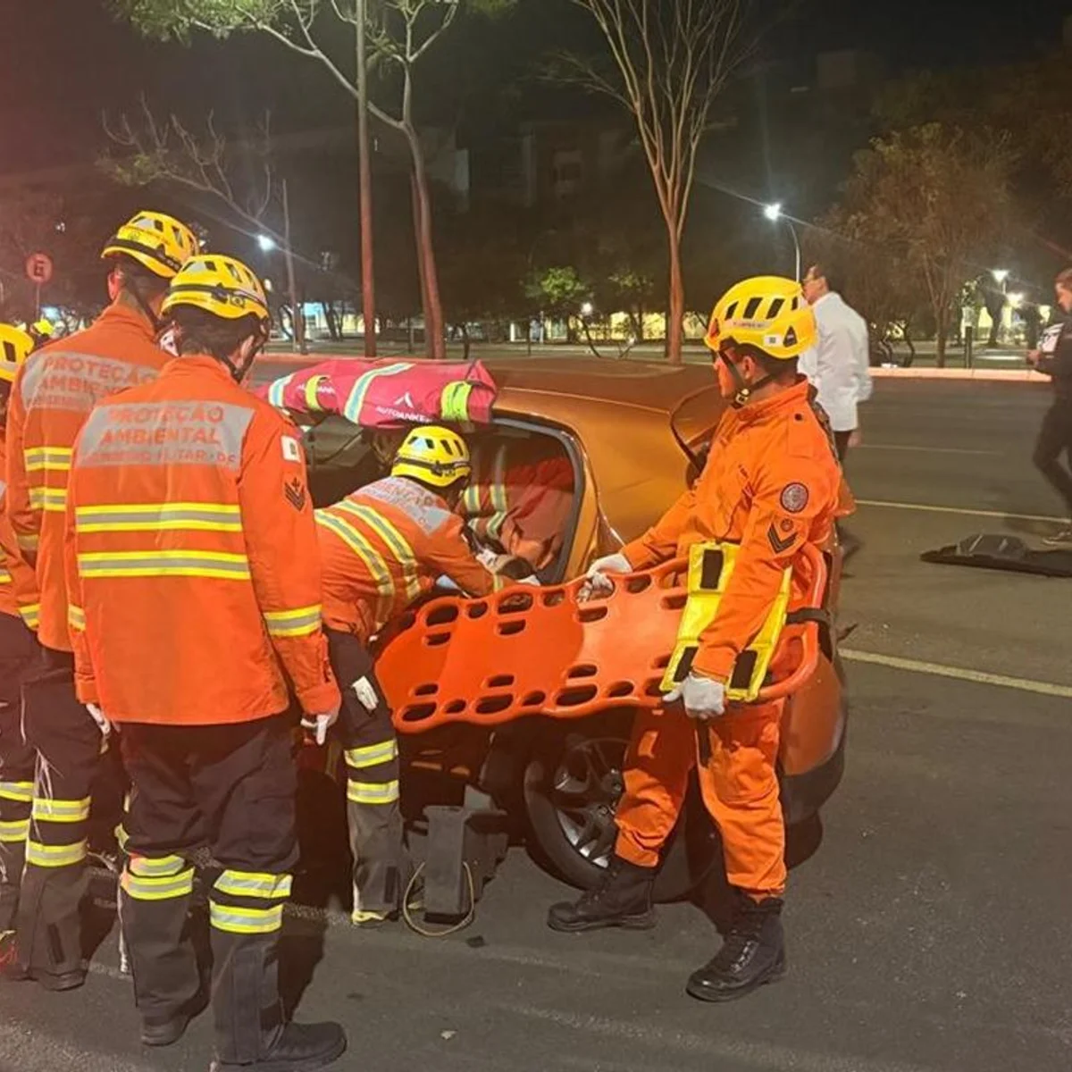 Bombeiros resgatam mulher presa em veículo após colisão no Eixão Sul