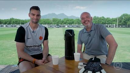 Léo Jardim recebe Escobar para um bate-papo no CT do Vasco