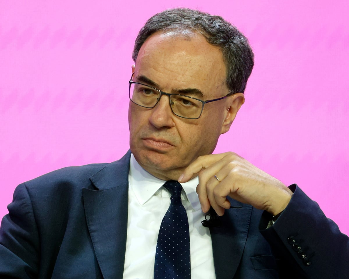 O governador do Banco da Inglaterra sai de uma cúpula do FMI em protesto contra a Rússia