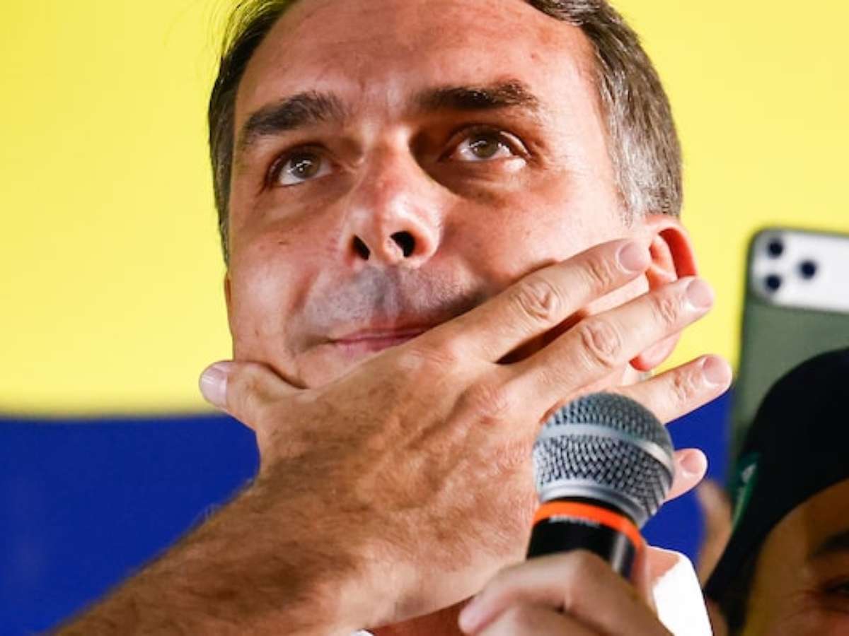Por que Flávio Bolsonaro é proibido de deixar o Brasil?