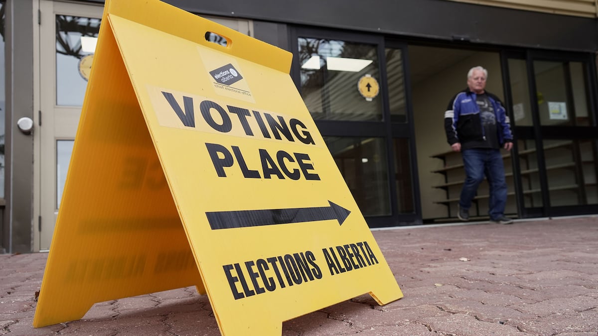 Albertans vote yes to unity, no to separation referendum in historic vote