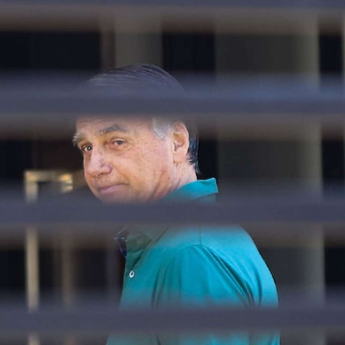 Se Flávio Bolsonaro ganhar eleição, ele pode tirar o pai da prisão? Entenda