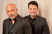 Esposa de Renner mostra momento de carinho entre cantor e filho