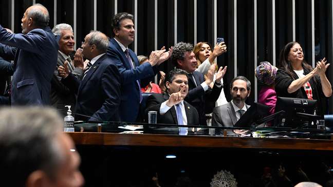 Em 'data histórica', Congresso promulga fim da escala 6x1 em sessão com Lula