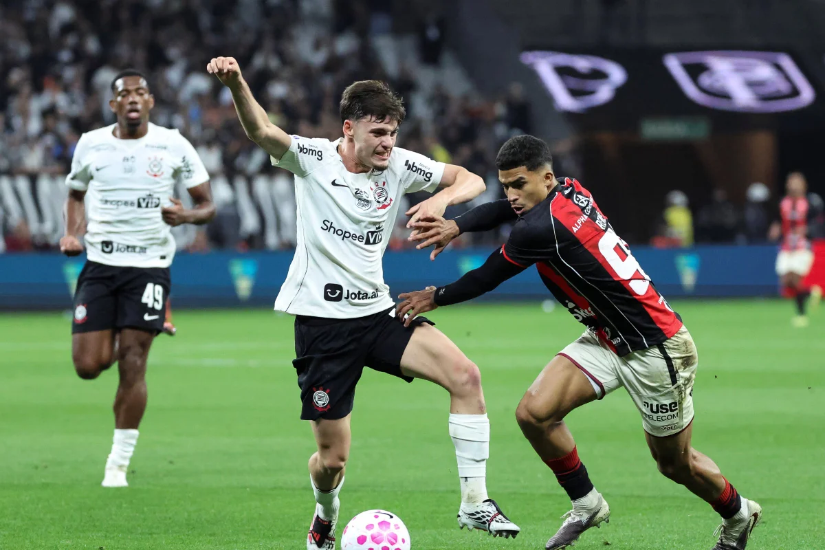 Com polêmica, Corinthians empata com Vitória e chega a 10 jogos sem vencer